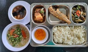 Một suất ăn công nghiệp tại Hiệp Phát Food