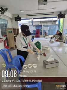 Nhân sự Hiepphatfood Catering thực hiện kiểm tra nhanh an toàn thực phẩm tại bếp